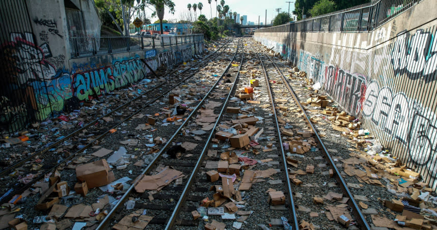 洛杉磯貨運鐵路沿線充滿了各種被搶劫者拋棄的紙箱外包裝。（圖／達志／美聯社）