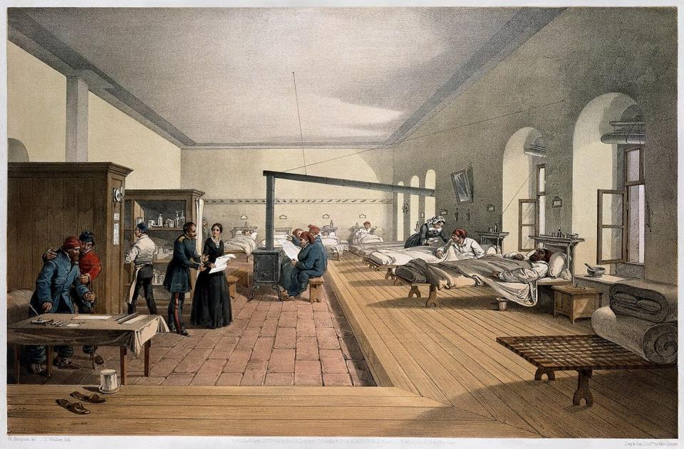 Litografía de 1856, cuando el cuartel de Scutari se convirtió en un hospital mientras Florence Nightingale estuba allí. <a href="https://commons.wikimedia.org/wiki/File:%27One_of_the_wards_in_the_hospital_at_Scutari%27._Wellcome_M0007724_-_restoration,_cropped.jpg" rel="nofollow noopener" target="_blank" data-ylk="slk:William Simpson / E. Walker / Wikimedia commons;elm:context_link;itc:0;sec:content-canvas" class="link ">William Simpson / E. Walker / Wikimedia commons</a>