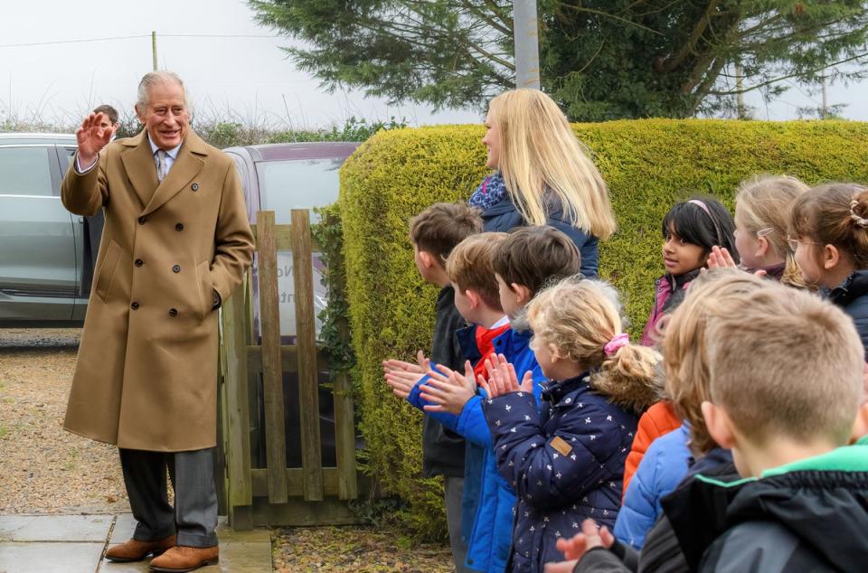 El rey Carlos III fue fotografiado con un grupo de estudiantes en West Norfolk el viernes, 5 de enero (PA)