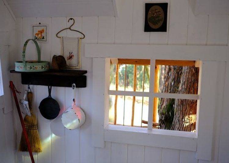 The interior is so cute! It would be fun to spend a day in such a wonderful forest cabin.