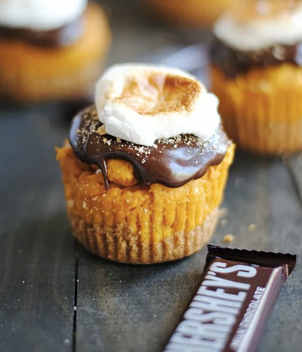 <strong>Get the <a href="http://www.somethingswanky.com/pumpkin-smores-cupcakes/" target="_blank">Pumpkin S'mores Cupcakes recipe</a>&nbsp;from Something Swanky</strong>