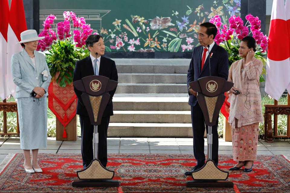 印尼總統佐科威（右二）歡迎日本天皇伉儷來訪。（路透社）