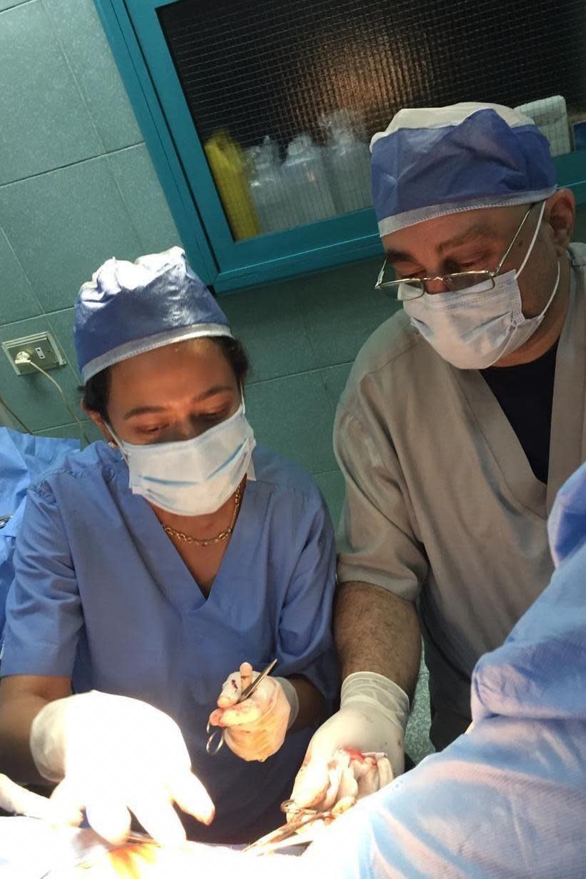 La Dra. Reham Awwad en una intervención quirúrgica