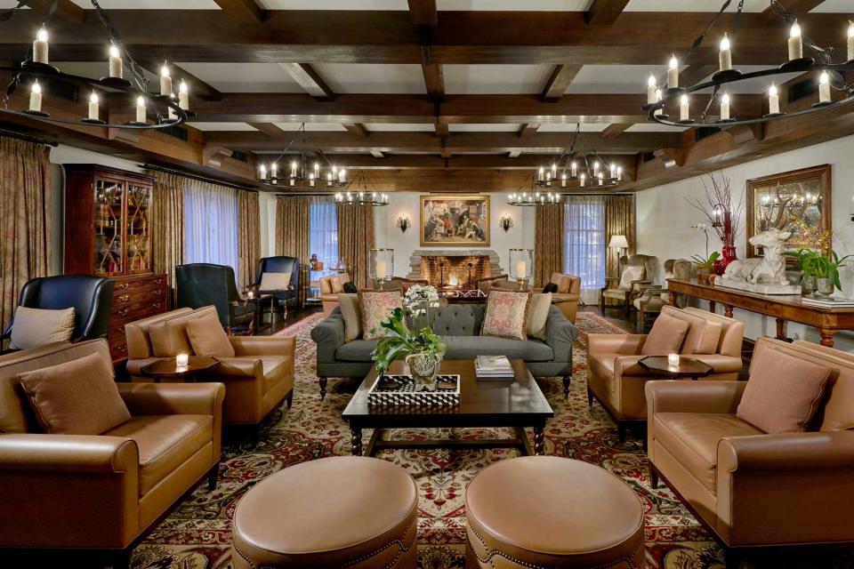 Lounge area at the Deer Path Inn in Illinois