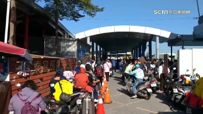 東琉線隊伍排超長，民眾都要去參加迎王祭。