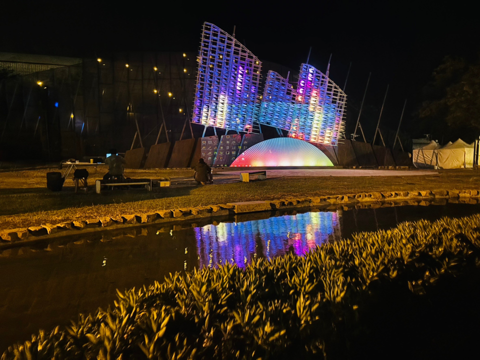 「1661台灣船園區」也是安平燈區之一，夜景五彩夢幻。南市觀旅局提供