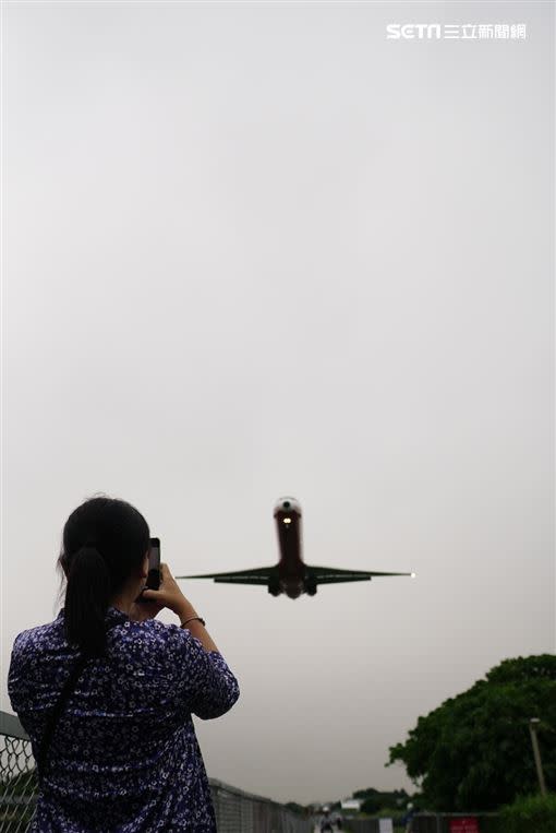 飛機巷拍飛機（圖／記者李鴻典攝）