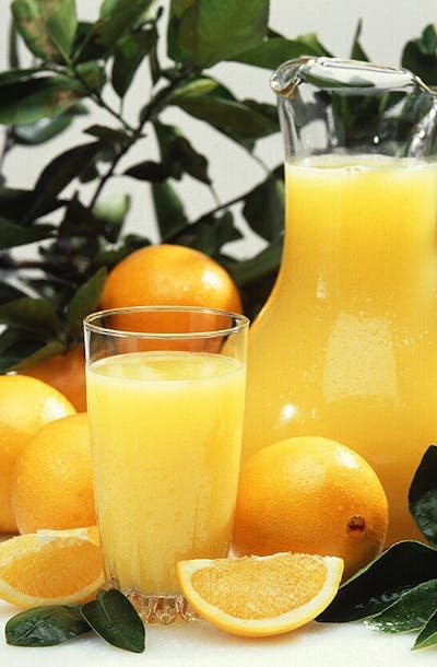 El zumo de naranja pierde el ácido ascórbico o vitamina C en condiciones normales de conservación, por eso se investiga en materiales con capacidad antioxidante para su envasado. <a href="https://commons.wikimedia.org/wiki/File:Oranges_and_orange_juice.jpg" rel="nofollow noopener" target="_blank" data-ylk="slk:USDA / Wikimedia Commons;elm:context_link;itc:0;sec:content-canvas" class="link ">USDA / Wikimedia Commons</a>, <a href="http://creativecommons.org/licenses/by/4.0/" rel="nofollow noopener" target="_blank" data-ylk="slk:CC BY;elm:context_link;itc:0;sec:content-canvas" class="link ">CC BY</a>