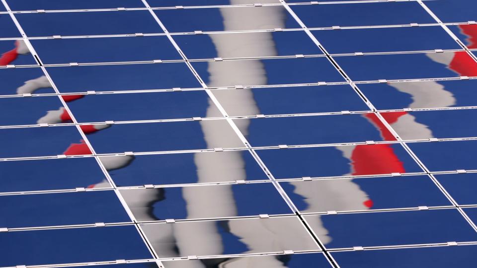 Immer noch gibt es zu wenig Energie aus alternativen Quellen wie Solarzellen oder Windrädern. (Bild: dpa)