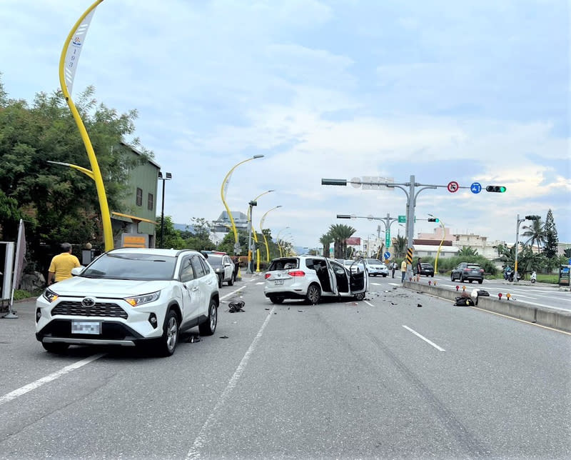 花蓮某校長開車載學生台東交流 疑疲勞自撞6傷 花蓮某高中校長開車載5名學生到台東參訪，16日返 程時疑疲勞駕駛在南濱路、南海三街口自撞中央分隔 島，波及同向自小客車，駕駛及車上5學生均擦挫 傷，事故原因待警方釐清。 （民眾提供） 中央社記者李先鳳傳真  113年6月16日 