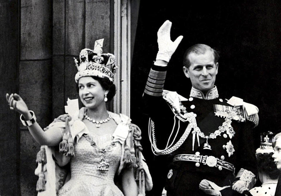 <p>A la mort du roi George VI, Elizabeth II accède au trône et devient reine d’Angleterre en 1953, faisant de son époux le prince consort du Royaume-Uni.</p><br><br><a href="https://www.elle.fr/People/La-vie-des-people/News/Disparition-du-prince-Philip-retour-sur-les-moments-marquants-de-sa-vie#xtor=AL-541" rel="nofollow noopener" target="_blank" data-ylk="slk:Voir la suite des photos sur ELLE.fr;elm:context_link;itc:0;sec:content-canvas" class="link ">Voir la suite des photos sur ELLE.fr</a><br><h3> A lire aussi </h3><ul><li><a href="https://www.elle.fr/People/La-vie-des-people/News/Jubile-d-Elisabeth-II-Kate-et-William-sont-ils-toujours-en-froid-avec-Meghan-et-Harry-4026918#xtor=AL-541" rel="nofollow noopener" target="_blank" data-ylk="slk:Jubilé d’Elisabeth II : Kate et William sont-ils toujours en froid avec Meghan et Harry ?;elm:context_link;itc:0;sec:content-canvas" class="link "> Jubilé d’Elisabeth II : Kate et William sont-ils toujours en froid avec Meghan et Harry ?</a></li><li><a href="https://www.elle.fr/People/La-vie-des-people/News/Scandale-royal-Elisabeth-II-et-le-prince-Philip-face-aux-rumeurs-d-infidelite-4014051#xtor=AL-541" rel="nofollow noopener" target="_blank" data-ylk="slk:Scandale royal : Elisabeth II et le prince Philip face aux rumeurs d’infidélité;elm:context_link;itc:0;sec:content-canvas" class="link ">Scandale royal : Elisabeth II et le prince Philip face aux rumeurs d’infidélité</a></li><li><a href="https://www.elle.fr/People/La-vie-des-people/News/Couple-royal-Elizabeth-II-et-le-prince-Philip-les-inseparables-3908398#xtor=AL-541" rel="nofollow noopener" target="_blank" data-ylk="slk:Couple royal : Elisabeth II et le prince Philip, les inséparables;elm:context_link;itc:0;sec:content-canvas" class="link ">Couple royal : Elisabeth II et le prince Philip, les inséparables</a></li><li><a href="https://www.elle.fr/People/La-vie-des-people/News/Elisabeth-II-rend-hommage-au-prince-Philip-un-an-apres-sa-mort-4014308#xtor=AL-541" rel="nofollow noopener" target="_blank" data-ylk="slk:Elisabeth II rend hommage au prince Philip un an après sa mort;elm:context_link;itc:0;sec:content-canvas" class="link ">Elisabeth II rend hommage au prince Philip un an après sa mort</a></li><li><a href="https://www.elle.fr/Astro/Horoscope/Quotidien#xtor=AL-541" rel="nofollow noopener" target="_blank" data-ylk="slk:Consultez votre horoscope sur ELLE;elm:context_link;itc:0;sec:content-canvas" class="link ">Consultez votre horoscope sur ELLE</a></li></ul>