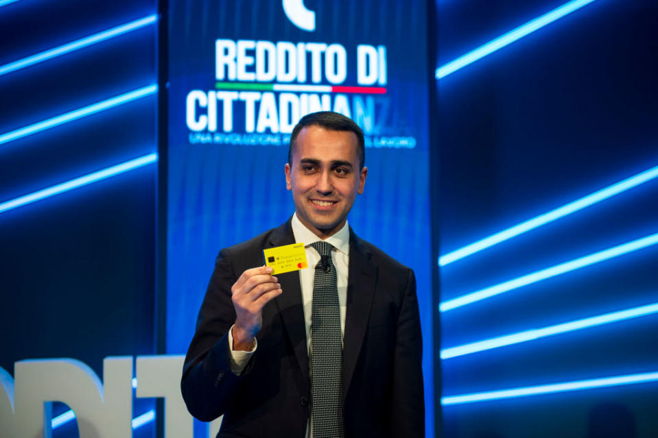 Il vicepremier Luigi Di Maio con la tessera sulla quale verrà caricato il sussidio (Getty)