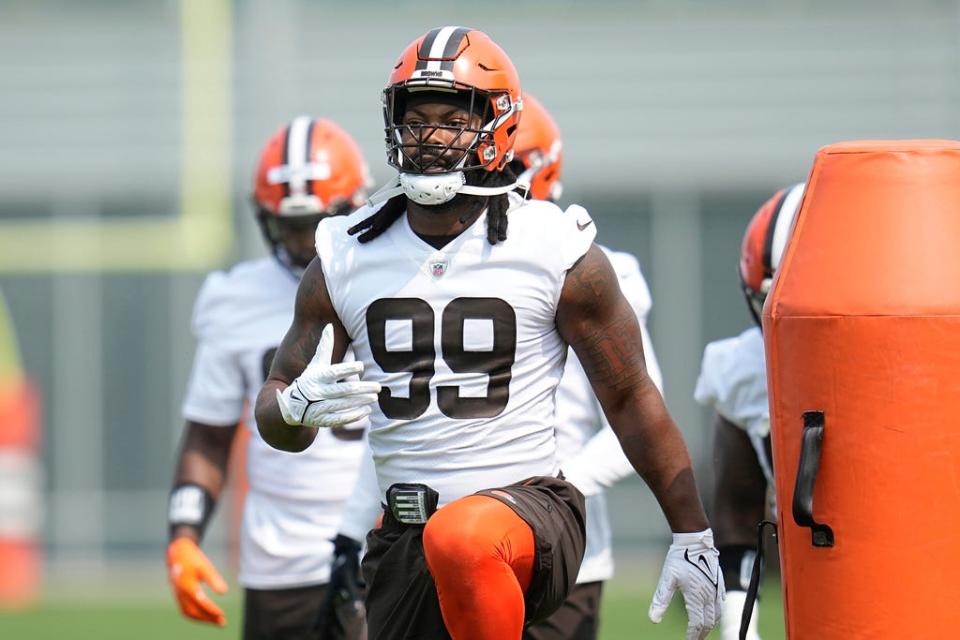 Cleveland Browns defensive end Za&#39;Darius Smith warms up during practice May 24 in Berea.