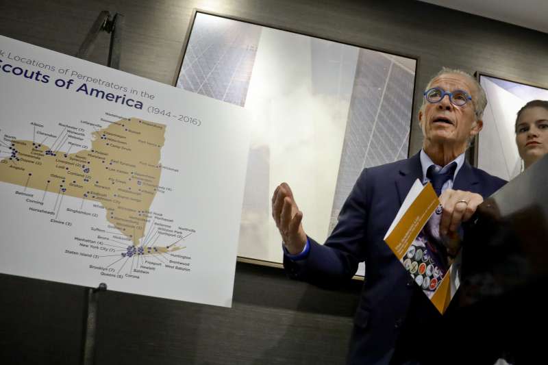 律師安德森（Jeff Anderson）展示美國童軍性侵犯的分布地圖。（美聯社）