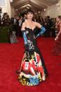 <p>Katy n'a jamais peur de briser certaines règles de la mode et a donc tout déchiré lors du Met Gala 2015, vêtue d'une robe de bal Moschino on ne peut plus originale ! [<i>Photo : Getty</i>]</p>