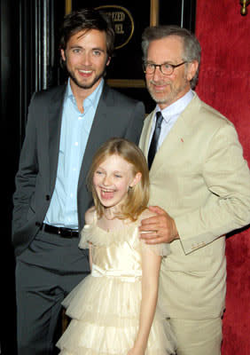 Justin Chatwin , Dakota Fanning and director Steven Spielberg at the New York premiere of Paramount Pictures' War of the Worlds