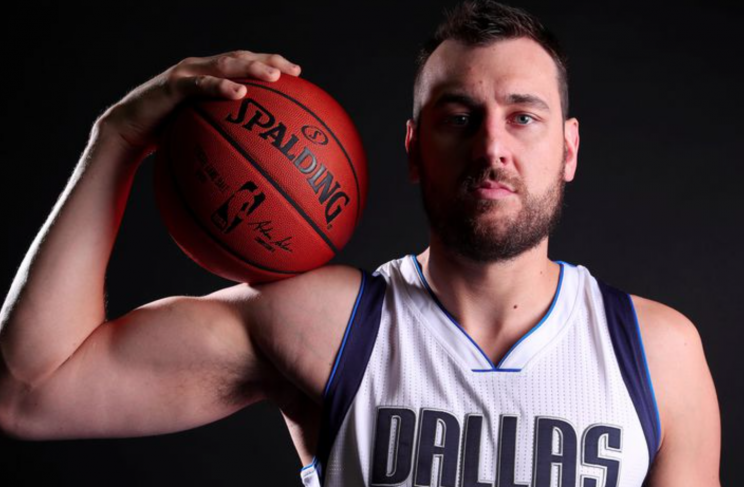 Andrew Bogut como jugador de Dallas Mavericks. /Foto: Getty Images/