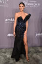 <p>Model Heidi Klum erschien im schwarzen Abendkleid des Designers Zuhair Murad – und entsprach mit ihrem Look voll und ganz dem Mode-Leitfaden des Abends. Ihre Glitzerrobe zeichnete sich durch einen asymmetrischen Schnitt und einen hohen Beinschlitz aus. (Bild: Getty Images) </p>