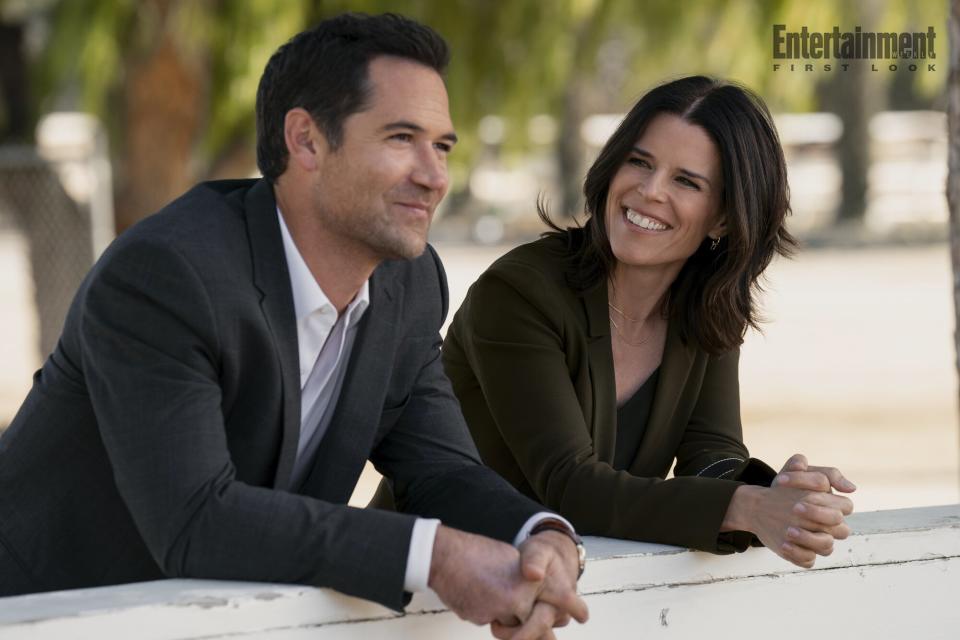 The Lincoln Lawyer. (L to R) Manuel Garcia-Rulfo as Mickey Haller, Neve Campbell as Maggie McPherson in episode 203 of The Lincoln Lawyer. Cr. Lara Solanki/Netflix © 2023