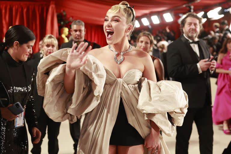 Florence Pugh se mostró muy animada y no paró de sonreír y saludar durante su paso por la alfombra