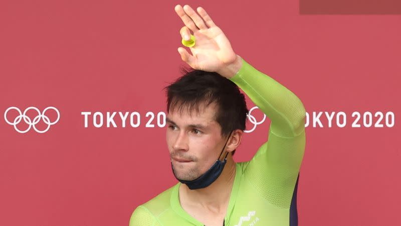 Foto del miércoles del esloveno Primoz Roglic celebrando tras ganar el oro en la prueba contrarreloj en carretera de los Juegos de Tokio