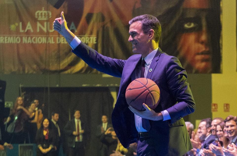 El presidente del Gobierno de España, Pedro Sánchez, saluda durante la Gala del Deporte Español de 2019. <a href="https://commons.wikimedia.org/wiki/File:S%C3%A1nchez_asiste_a_la_XXXIX_Gala_del_Deporte_Espa%C3%B1ol_04.jpg" rel="nofollow noopener" target="_blank" data-ylk="slk:Wikimedia Commons / Pool Moncloa / Borja Puig de la Bellacasa;elm:context_link;itc:0;sec:content-canvas" class="link ">Wikimedia Commons / Pool Moncloa / Borja Puig de la Bellacasa</a>