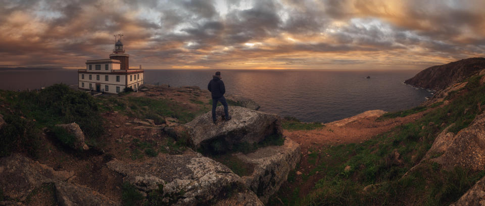 Für viele Pilger der perfekte Abschluss ihrer langen Reise: Der Sonnenuntergang am Leuchtturm am Capo Finisterre. (Bild: Getty Images)
