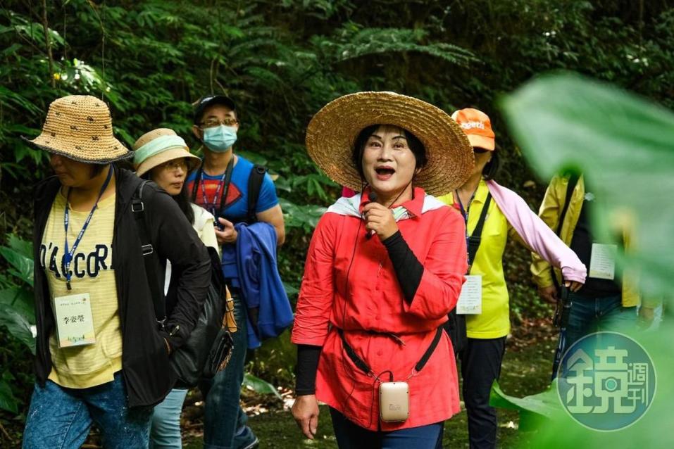 「最高分咖啡莊園」女主人林照隨為團體客人解說園內生態。