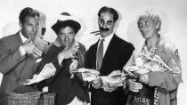 <p>Zeppo (1901 bis 1979), Chico (1891 bis 1961), Groucho (1895 bis 1977) und Harpo (1893 bis 1961, von links) sind die vielleicht bekanntesten Brüder der Filmgeschichte. Die Marx Brothers (zwischenzeitlich waren sie gar zu fünft) traten zu Beginn des 20. Jahrhunderts auf Vaudeville-Shows auf, bevor sie in den 30-ern wunderbar alberne Klassiker wie "Skandal in der Oper" drehten. (Bild: Hulton Archive/Getty Images)</p>