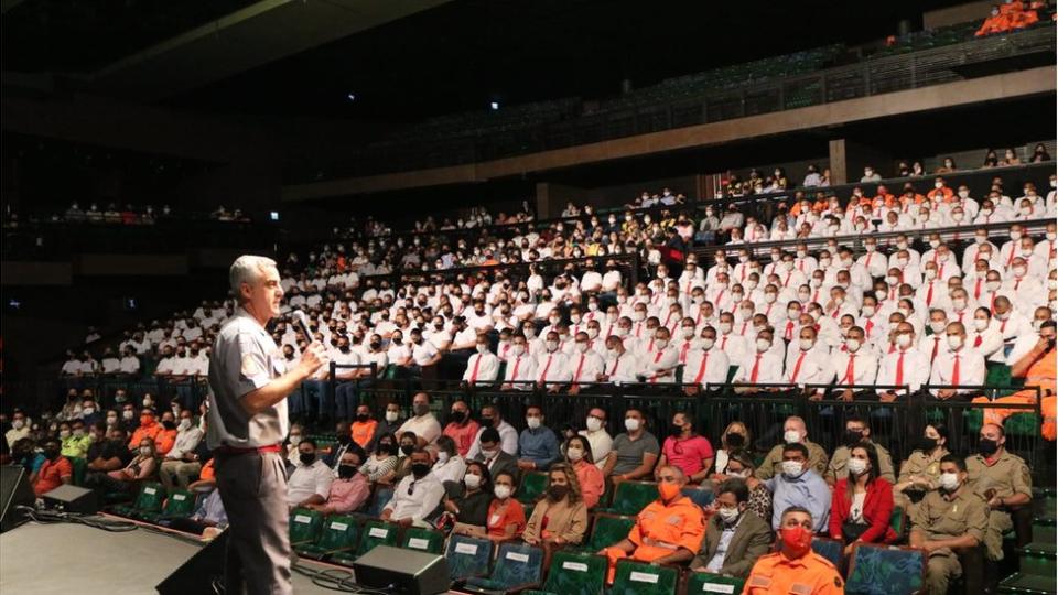 Munhoz dando un curso en un auditorio.