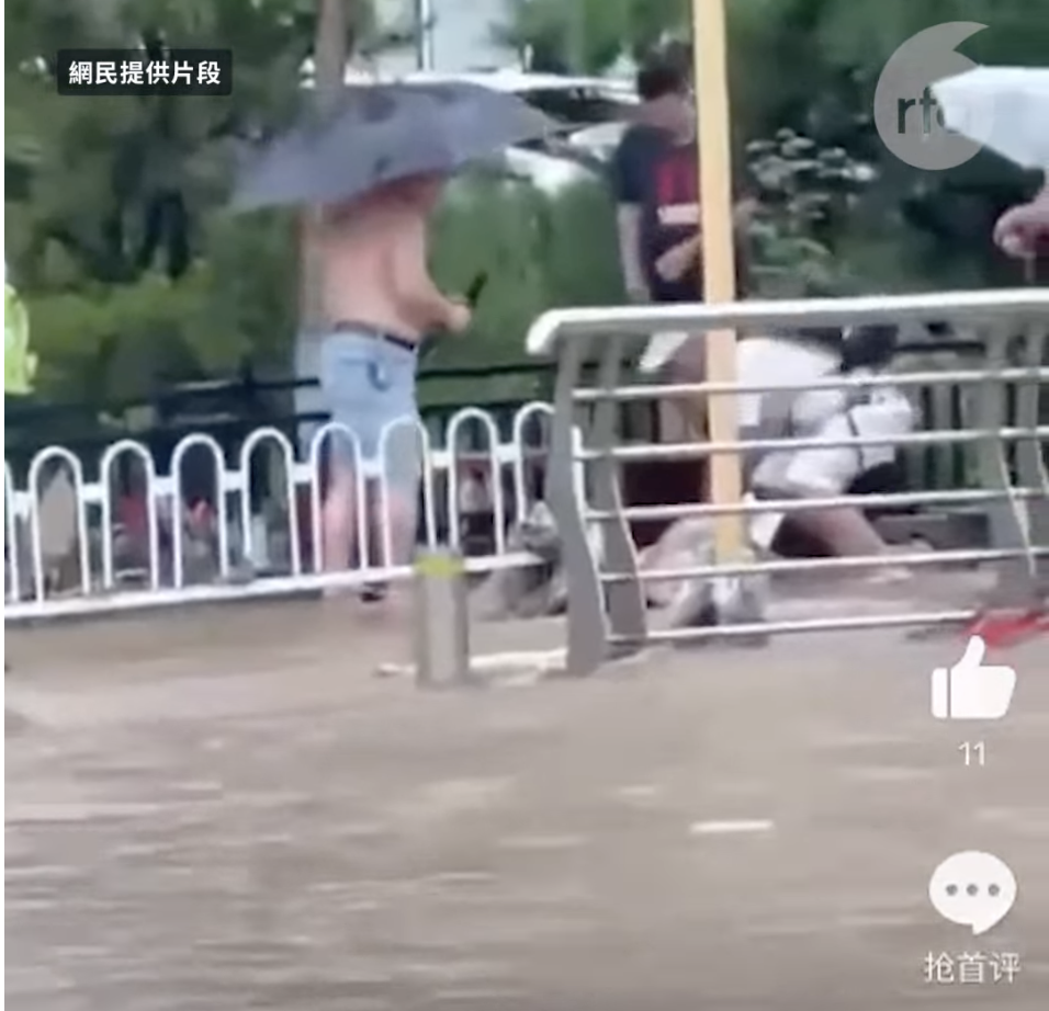 網上流傳片段顯示，北京門頭溝道路淹浸，有人倒臥路邊，途人施救。 