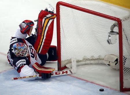 Goalie Tim Thomas of the U.S. reacts after a goal of Latvia's Herberts Vasiljevs (unseen) during the third period of their men's ice hockey World Championship Group B game at Minsk Arena in Minsk May 15, 2014. REUTERS/Alexander Demianchuk