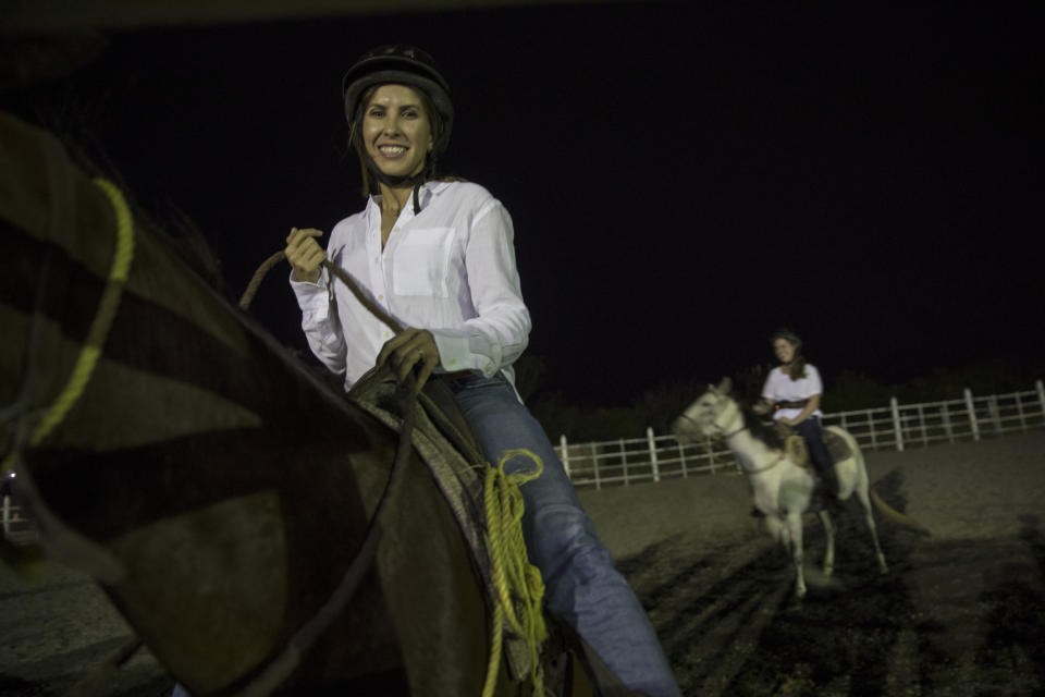 Dos invitadas a una boca campestre en Acarigua, Venezuela, se preparan para arriar unos búifalos de agua hacia un corral el 15 de frebrero del 2019. (AP Photo/Rodrigo Abd)