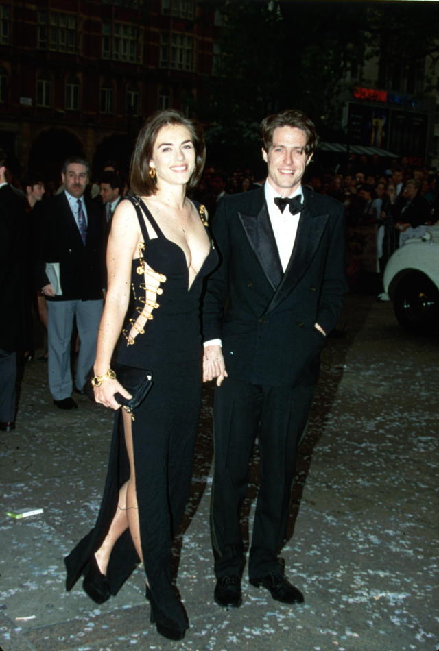 Elizabeth Hurley rockt Kleid von Versace