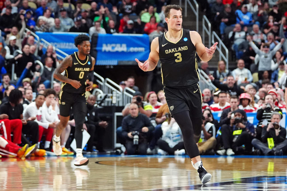 23. März 2024;  Pittsburgh, Pennsylvania, Vereinigte Staaten;  Der Wächter der Oakland Golden Grizzlies, Jack Gohlke (3), reagiert nach einem Spielzug in der ersten Spielhälfte gegen das North Carolina State Wolfpack in der zweiten Runde des NCAA-Turniers 2024 in der PPG Paints Arena.  Pflichtnachweis: Gregory Fisher-USA TODAY Sports