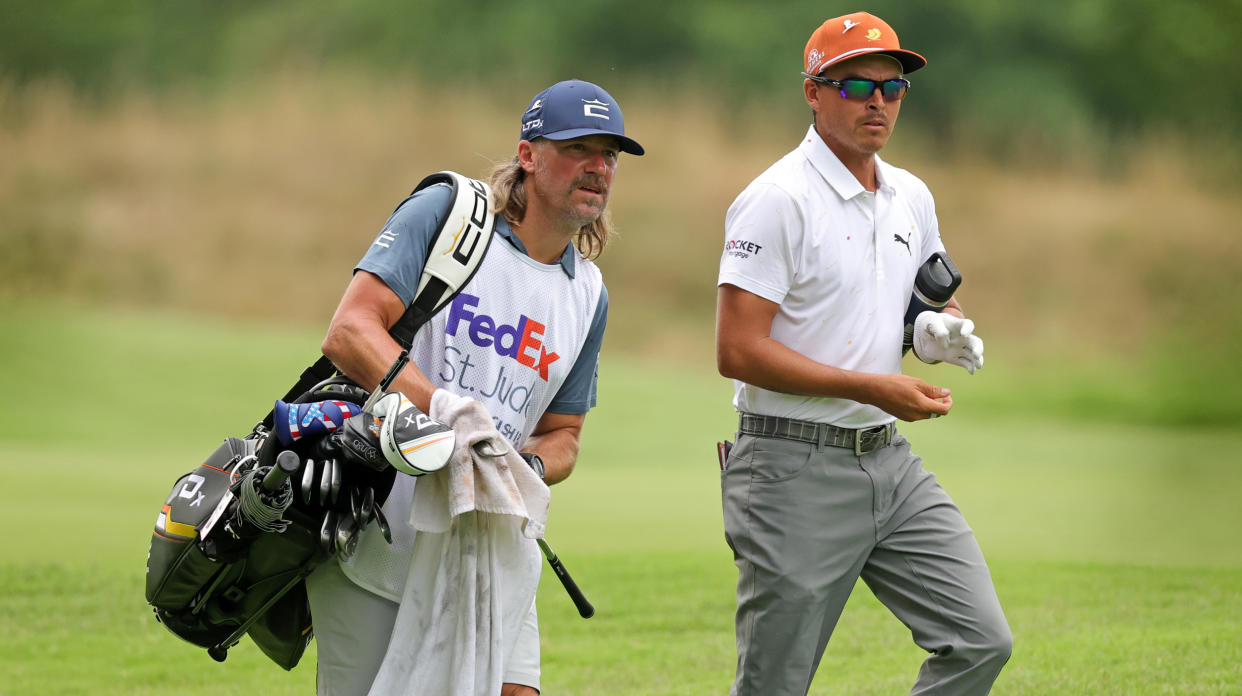  Rickie Fowler’s Caddie 