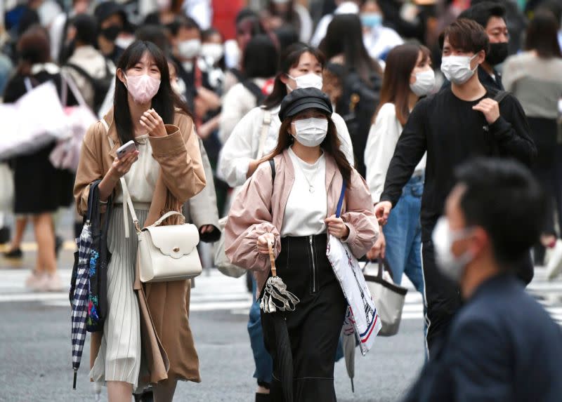 ▲12月起民眾在戶外可以不用戴口罩，不少醫師表示樂觀其成，但同時也有一些暗藏的隱憂。（圖／美聯社／達志影像）