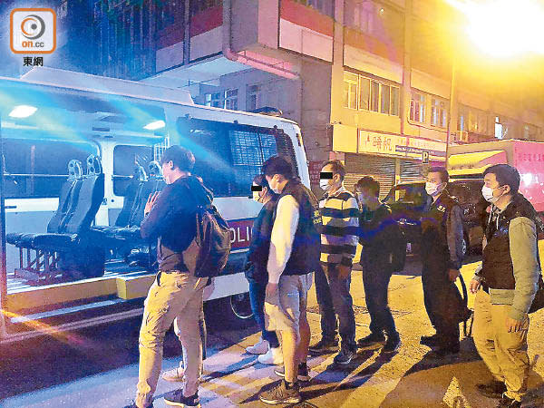 土瓜灣：警員將被捕人士押上警車。