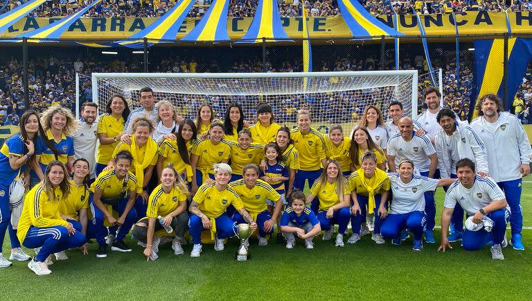 Una postal de 2022: las Gladiadoras campeonas en la Bombonera, cuando las alertas de Florencia Marco (la segunda de pie desde la izquierda) sobre los abusos de Jorge Martínez (el tercero desde la derecha en la línea media) ya se conocían en el plantel y en el club