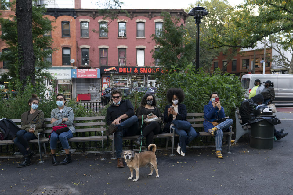 Gente escuchando mientras miembros del NY Phil Bandwagon actúan en el Parque Betty Carter de Brooklyn, en Nueva York, el viernes 2 de octubre de 2020. El equipo hizo tres conciertos no anunciados en rincones de la ciudad de Nueva York entre el viernes y el domingo, ofreciendo música de cámara dentro de las actividades de otoño de la orquesta. (AP Foto/Mary Altaffer)