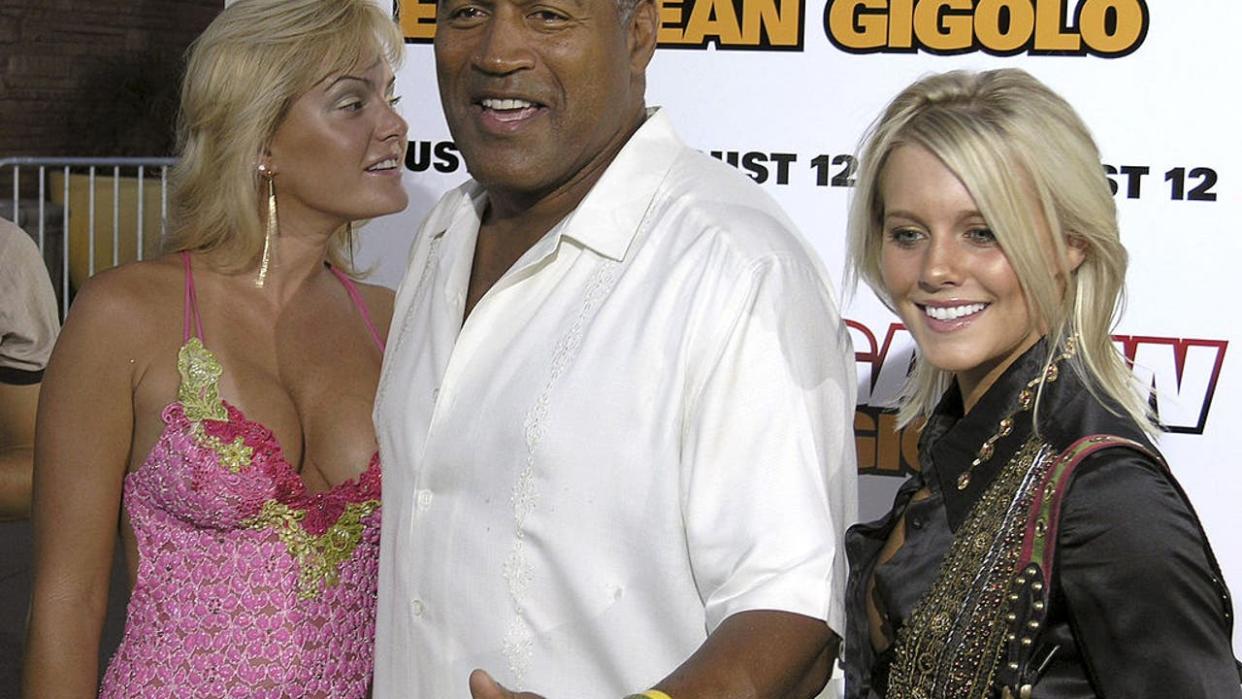 <div>O.J. Simpson (center) and guests during "Deuce Bigalow: European Gigolo" Las Vegas Premiere at Palms Casino Resort in Las Vegas, Nevada, United States. (Photo by Bruce Gifford/FilmMagic)</div>