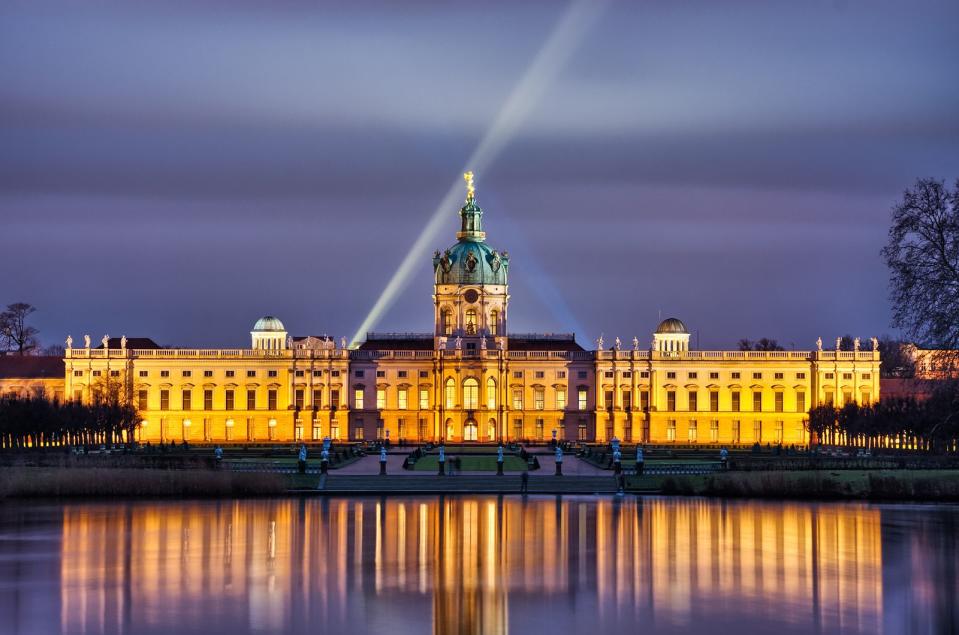 Die ehemalige Sommerresidenz der Hohenzollern in Berlin, Charlottenburg spiegelt viele Baustile wider. Zwischen 1695 und 1791 wurde der Bau im Stil des Barock, des Rokoko und des Klassizismus umgebaut. Vor allem die Prachträume und das Museum sind beeindruckende Zeugnisse einer vergangenen Zeit und geben Einblicke in eine der bedeutendsten Dynastien des ehemaligen deutschen Hochadels. (Bild: iStock / CCat82)