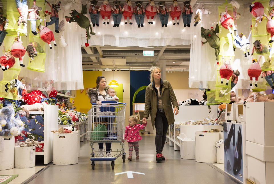 Shoppers browse in an IKEA store in Wembley, north London January 28, 2015.   IKEA Group, the world's biggest furniture retailer, posted on Wednesday a fiscal full-year net profit that was unchanged from the year before and said the European market continued to improve. REUTERS/Neil Hall (BRITAIN - Tags: BUSINESS)