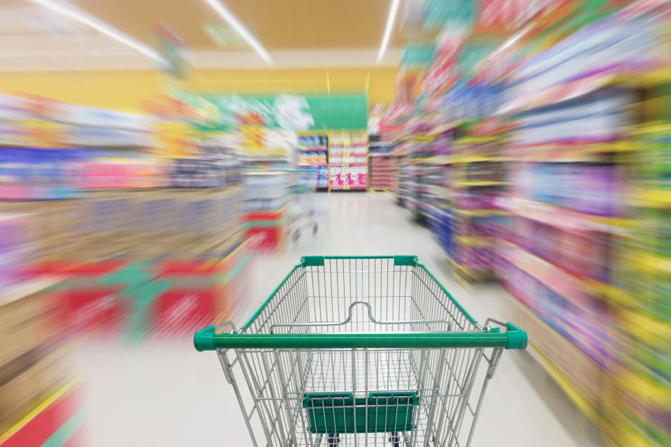 Carro de supermercado vacío. Foto: Nipitpon Singad – EyeEm/Getty images