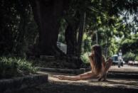 <p>Daniela Cabrera, del Ballet Nacional de Cuba, en la barriada de Playa, en La Habana. (Foto cortesía de Gabriel Dávalos) </p>