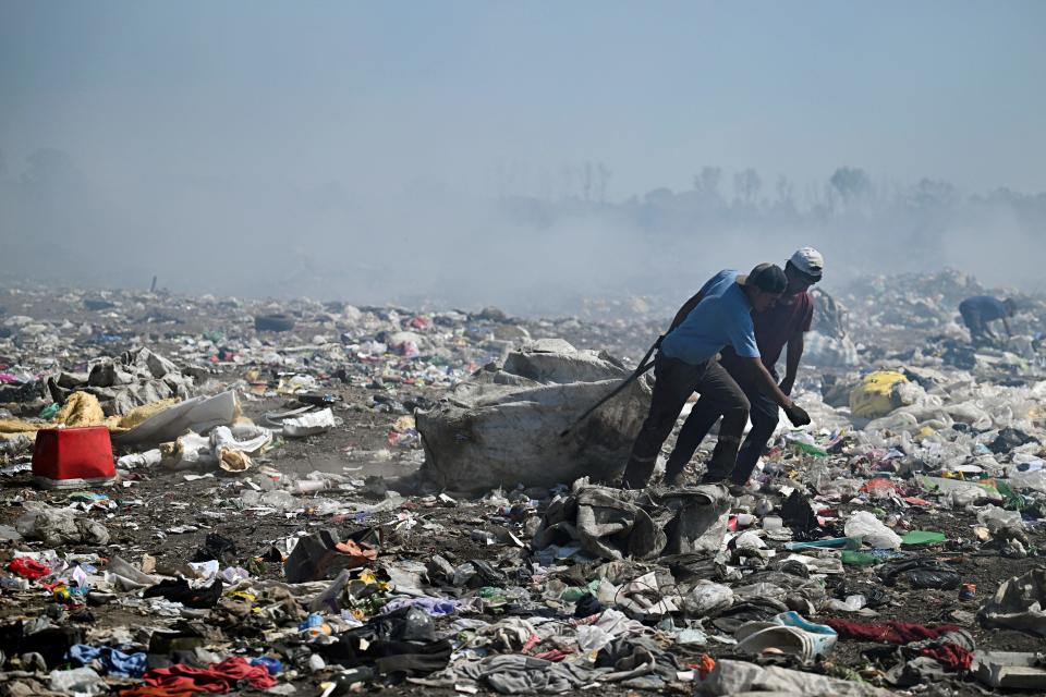 <p>Los alimentos, la vivienda, la electricidad, el agua, el gas o los fertilizantes para la agricultura son algunos de los productos en los que más se nota esta asfixiante inflación. (Foto: Luis Robayo / AFP / Getty Images).</p> 