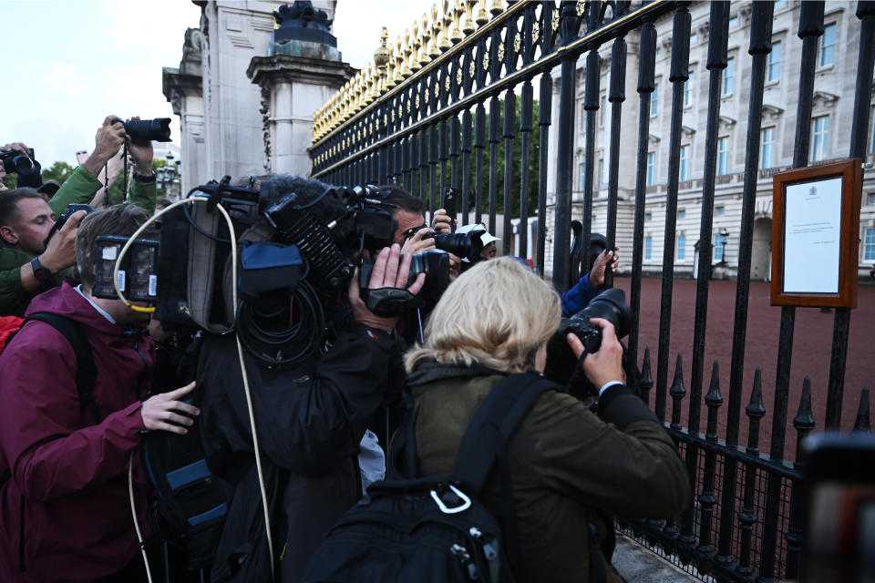 <p>LONDON, ENGLAND - SEPTEMBER 08: An official statement confirming the death of Queen Elizabeth II is posted in front of Buckingham Palace following the death today of Queen Elizabeth II in Balmoral, on September 8, 2022 in London, England. Elizabeth Alexandra Mary Windsor was born in Bruton Street, Mayfair, London on 21 April 1926. She married Prince Philip in 1947 and acceded the throne of the United Kingdom and Commonwealth on 6 February 1952 after the death of her Father, King George VI.Queen Elizabeth II died at Balmoral Castle in Scotland on September 8, 2022, and is survived by her four children, Charles, Prince of Wales, Anne, Princess Royal, Andrew, Duke Of York and Edward, Duke of Wessex. (Photo by Leon Neal/Getty Images)</p> 