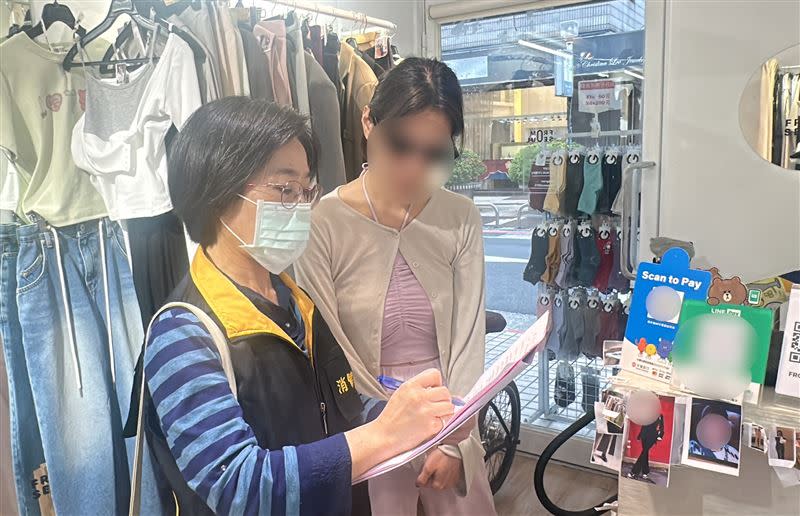 東區韓國女裝店收取低消60元，北市消保官要求業者明顯公告，並清楚告知消費規則。（圖／法務局提供）