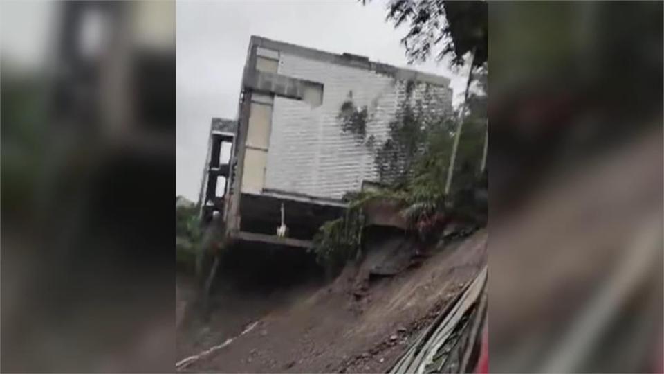 泥流與落石佈滿都達村　災民受困2天　廬山停車場「懸空」