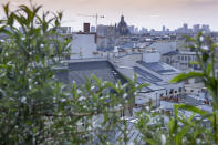 <p>Pour prendre de la hauteur et profiter de la plus belle vue à 360° au-dessus des toits de Paris, une nouvelle adresse nichée dans les hauteurs du Marais aide à s’évader autour d’un couscous dominical ou d’un dîner aux accents frais et méditerranéens. Au menu des viandes et des poissons grillés, des assiettes équilibrées, fraîches bien balancées mais aussi des plats végétariens et sans gluten qui donnent envie de mordre le printemps à pleines dents et de profiter de la douce quiétude de la saison. Ouverture le 19 mai.</p><p>Au Top, 93 rue Vieille du temple, 75003 Paris</p><p><a href="https://www.au-top.paris/" rel="nofollow noopener" target="_blank" data-ylk="slk:> Consultez le site officiel;elm:context_link;itc:0;sec:content-canvas" class="link ">> Consultez le site officiel</a></p><br>